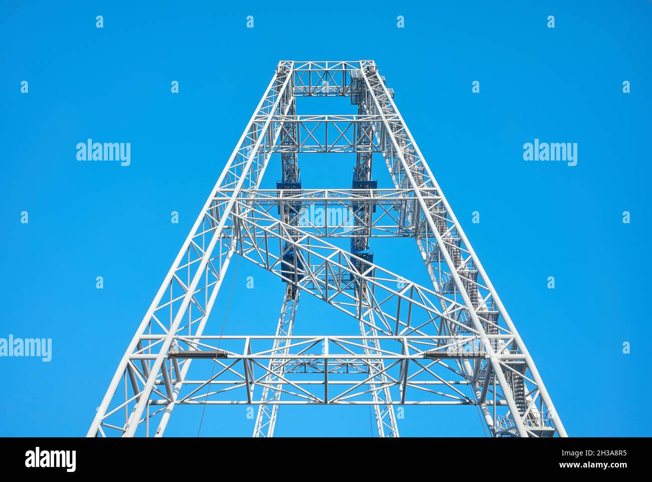 Nahaufnahme eines Portalkran-Turms am blauen Himmel. Stockfoto