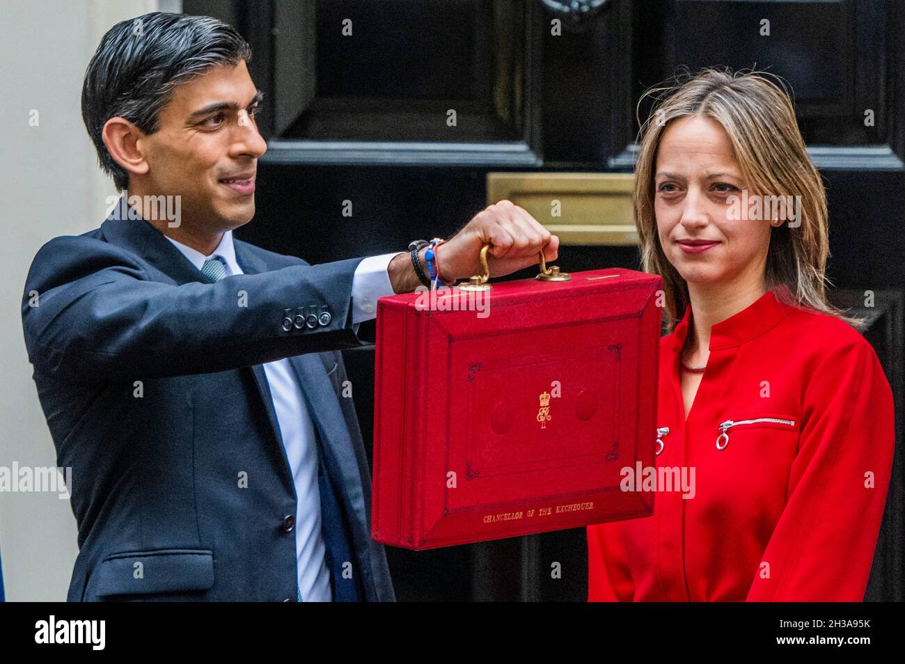 London, Großbritannien. Oktober 2021. Rishi Sunak, Schatzkanzler, verlässt die Downing Street Nr. 11 und geht zum Parlament, um sein Budget zu geben. Kredit: Guy Bell/Alamy Live Nachrichten Stockfoto