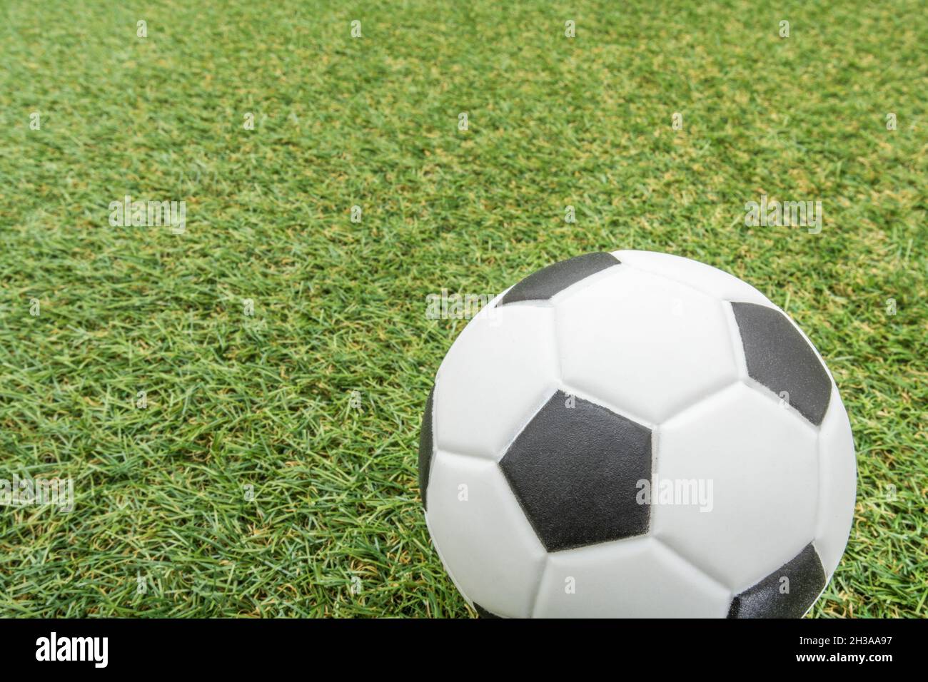 Kid's kleines Spielzeug Kunststoff Fußball (Made in China) auf gefälschtem Kunststoff Gras. Für Fußballgeschäfte, gleiche Spielfelder, Kick-off, politischer Fußball Stockfoto