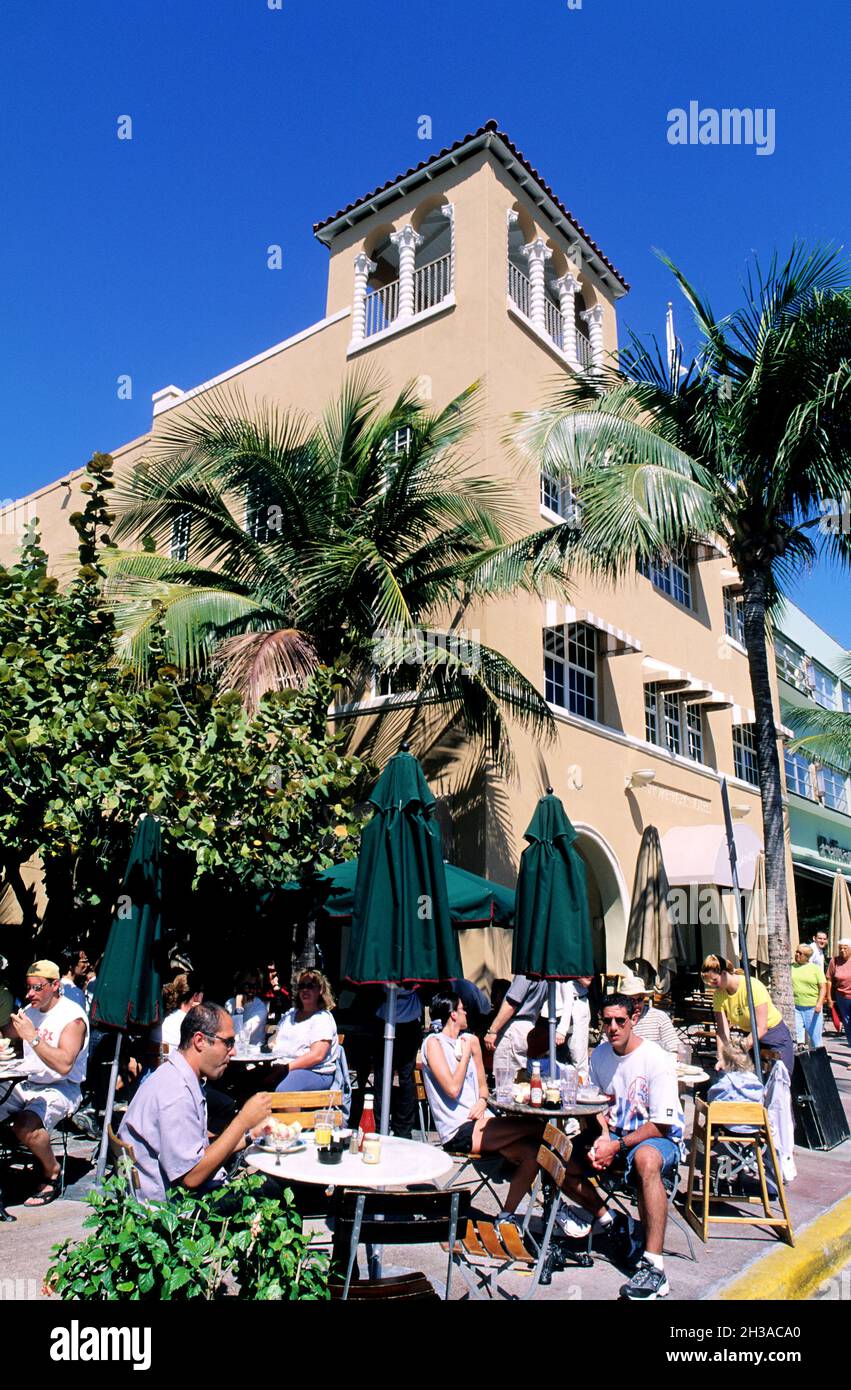 USA, FLORIDA, MIAMI, ART DÉCO-VIERTEL VON MIAMI BEACH. NEWS CAFE AM OCEAN DRIVE Stockfoto USA, FLORIDA, MIAMI, ART DÉCO-VIERTEL VON MIAMI BEACH. NEWS CAFE AM OCEAN DRIVE Stockfoto
