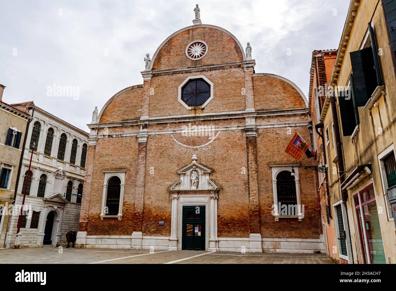 01. Oktober 2017 - Venedig, Italien: Kirche Santa Maria dei Carmini Tag bewölkt. Auch bekannt als Santa Maria del Carmelo. Fondamenta Soccorso. Stockfoto