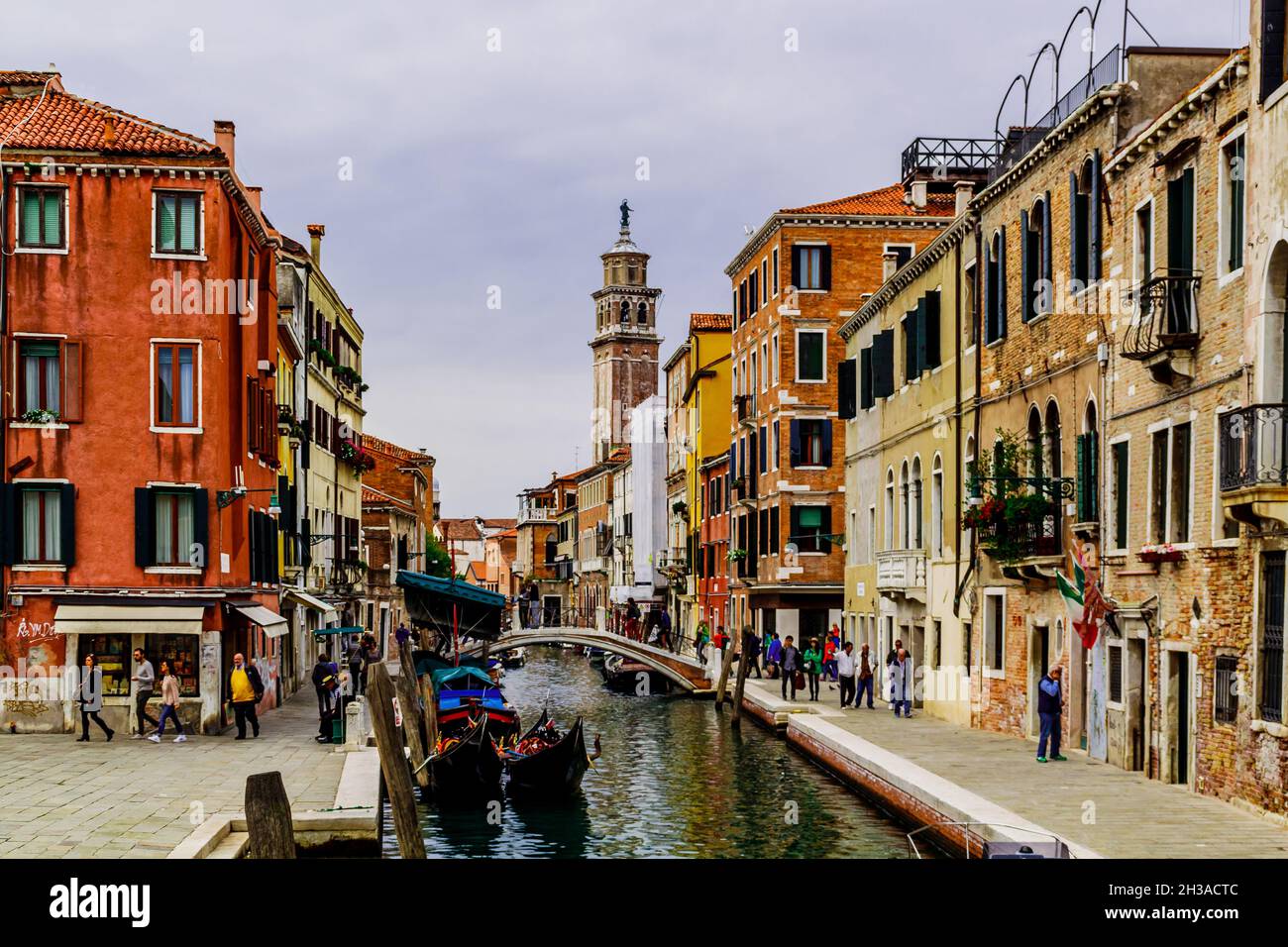 29. September 2017 - Venedig, Venetien, Italien: Kanal mit Booten und historischen Gebäuden am Ufer. Fondamenta Gherardini. Stockfoto