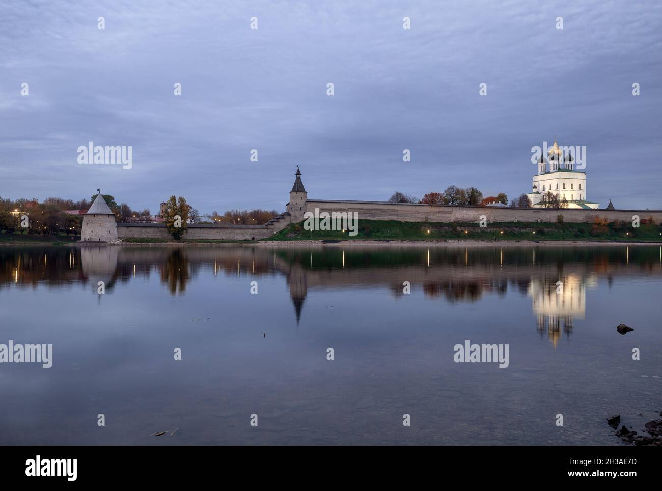Pskow Kreml mit Reflexion im Wasser des Velikaya Flusses. Abendansicht des Kremls mit Beleuchtung der Trinity-Kathedrale Stockfoto