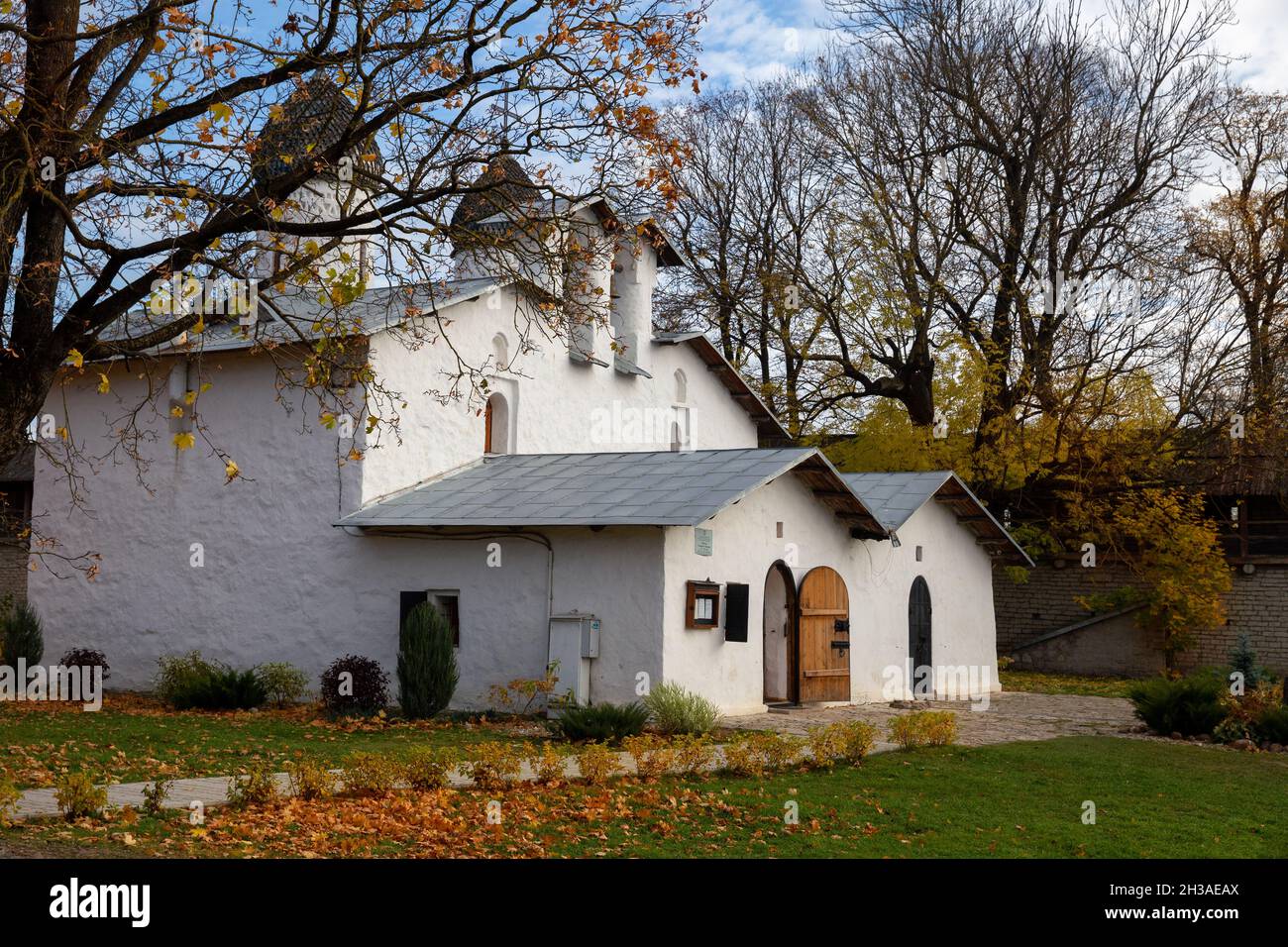 Alte Kirche der Fürbitte und Geburt der seligen Jungfrau Maria aus Prolom in Pskow, Russland Stockfoto