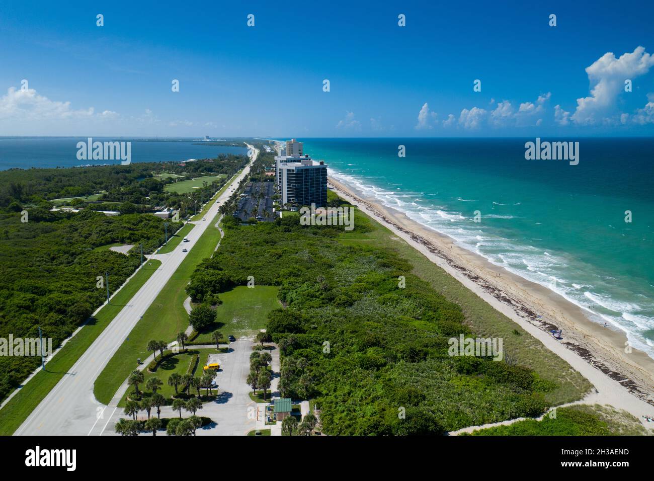 Bekannt für wunderschöne Strände, Naturschutzgebiete und Parks, besteht die Insel Hutchinson aus zwei Inseln an der Küste von Martin, St. Lucie Stockfoto