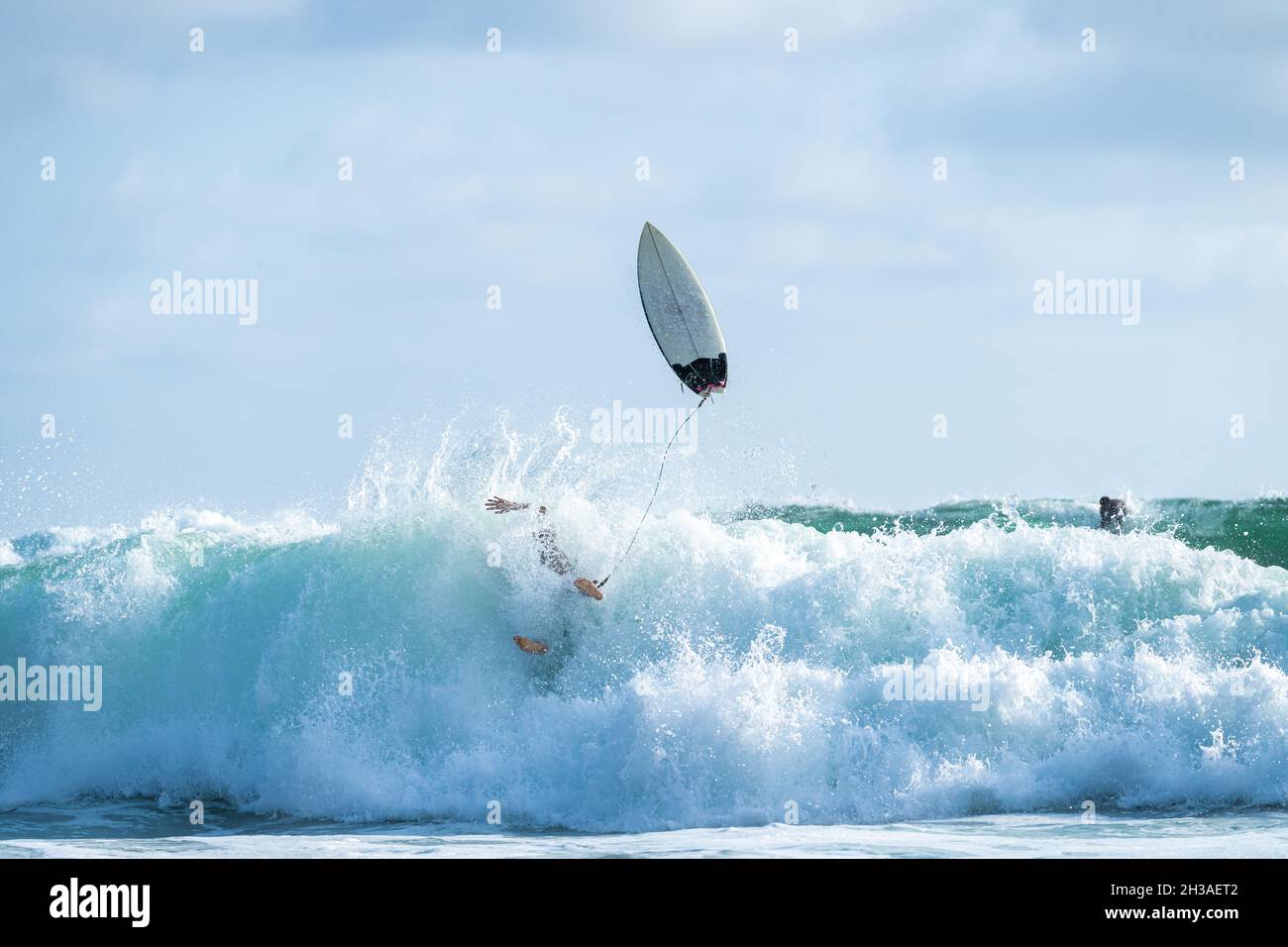 Surfer stürzt in der Welle in Montanita, Ecuador Stockfoto