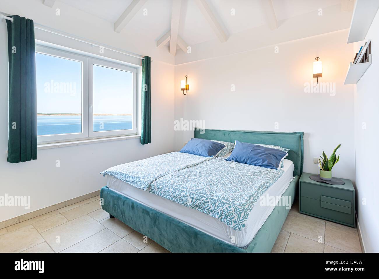 Schlafzimmer in Mietvilla am Meer Stockfoto