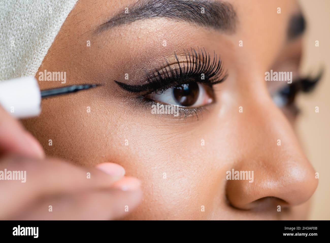 Nahaufnahme einer jungen arabischen Frau mit schwarzem Augenfutter Stockfoto