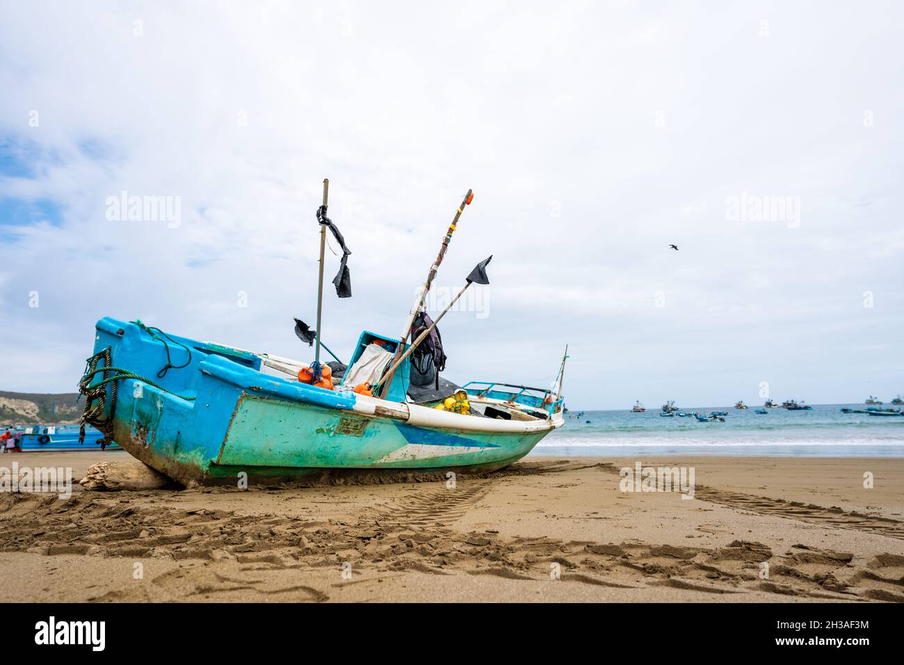 Boot am Strand in Montanita, Ecuador Stockfoto