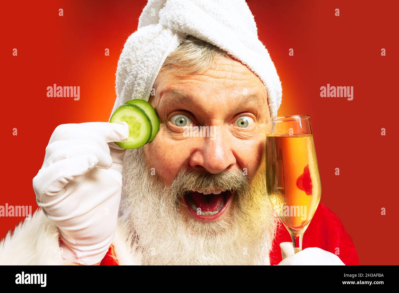 Nahaufnahme lustiger älterer Mann mit weißem Handtuch und Kostüm des Weihnachtsmannes grüßen alle mit Neujahr 2022 Stockfoto
