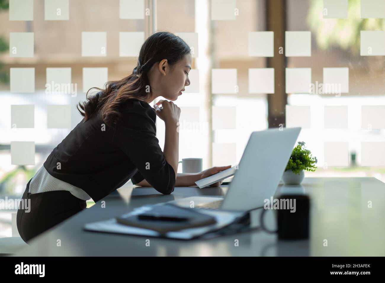 Glückliche asiatische Geschäftsfrau mit digitalen Tablet im modernen Büro. Konzept der jungen Menschen arbeiten mobile Geräte für Marketing-Plan. Stockfoto