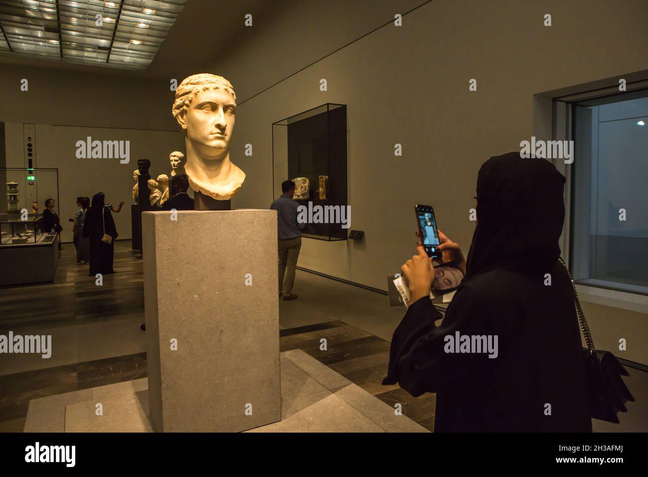 VEREINIGTE ARABISCHE EMIRATE. ABU DHABI. SAADIYAT-INSEL. ABU DHABI LOUVRE MUSEUM. STATUE VON CLEOPATRE VII, GEFÄHRTIN DES JULES CESAR-IMPERATORS, UND MARC ANTOIN Stockfoto