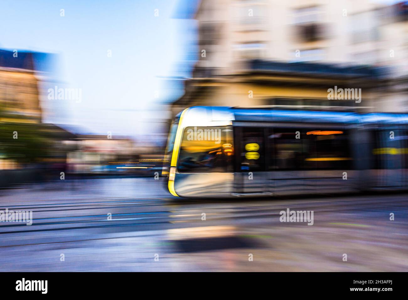 Straßenbahn auf der Rue de la Victoire, Tours, Indre-et-Loire (37), Frankreich. Stockfoto
