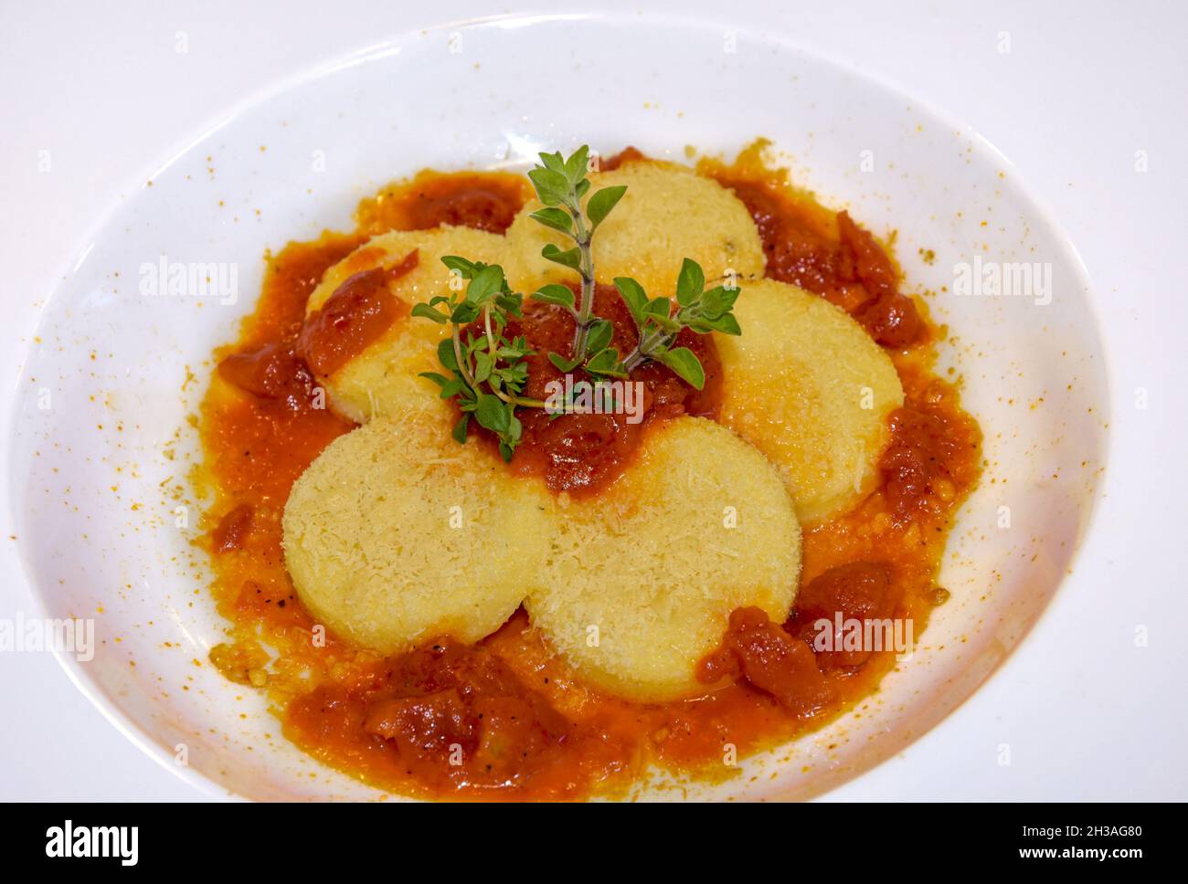 Gnocchi alla Romana mit Tomatensauce und Käse, typisch italienische Knödel aus Rom mit Grieß Stockfoto