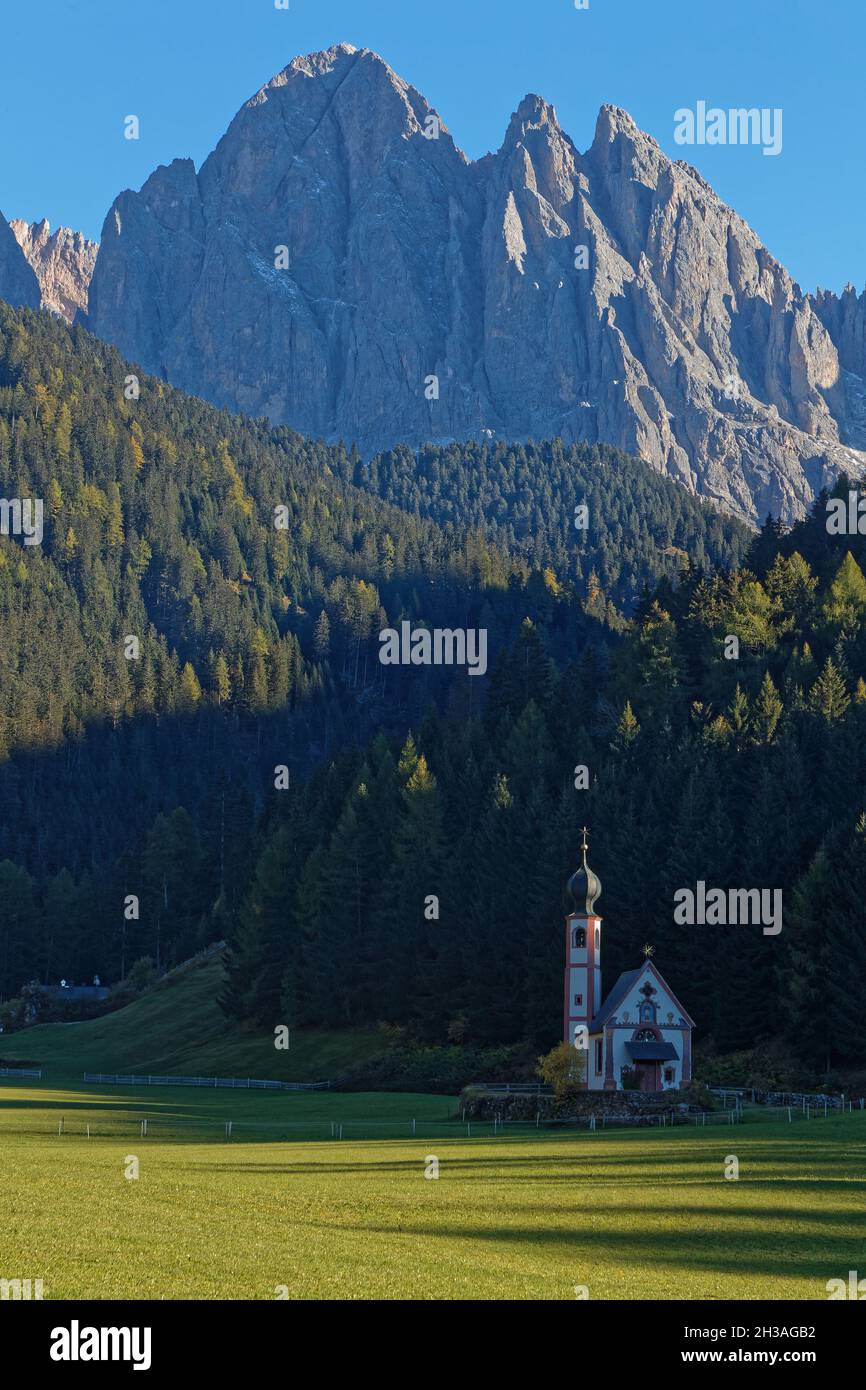 San Giovanni Kirche in seiner Landschaft, Val di Funes, Dolomiten Berge, Norditalien Stockfoto