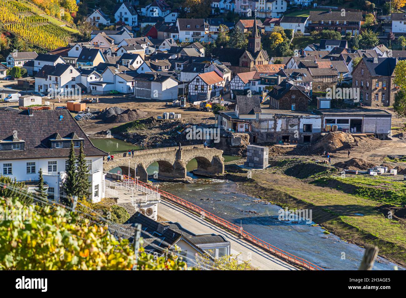 Überschwemmungskatastrophe 2021 im Ahrtal. Zerstörte Brücke in Rech, Deutschland Stockfoto