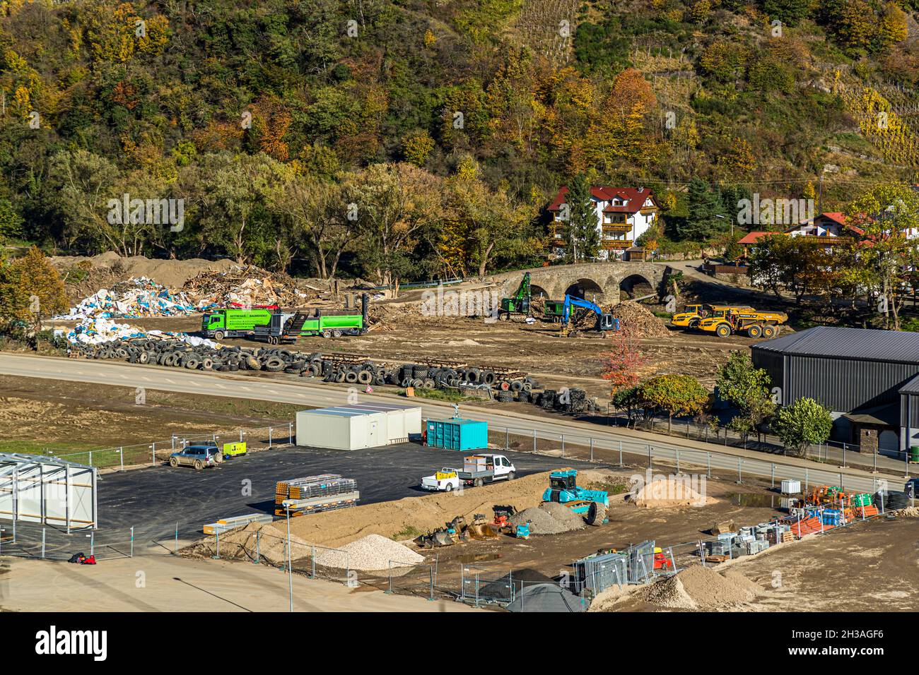 Überschwemmungskatastrophe 2021 im Ahrtal. Müllsammelstelle nach dem Hochwasser in Dernau, Deutschland Stockfoto