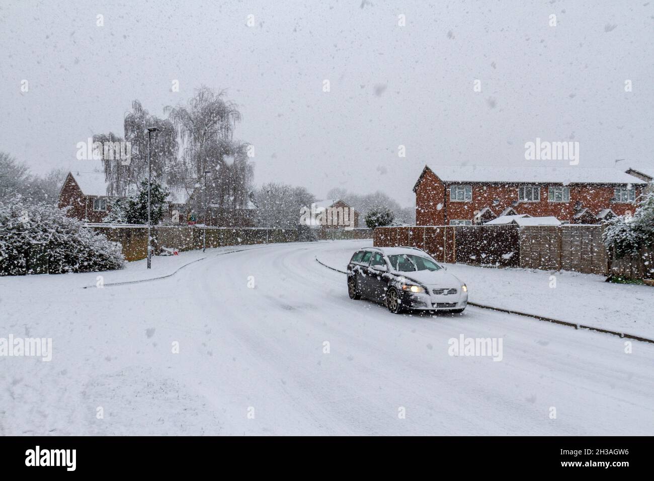 Autofahren bei starkem Schneesturm am 24. Januar 2021 in der Nähe von Hounslow Heath, London, Großbritannien. Stockfoto