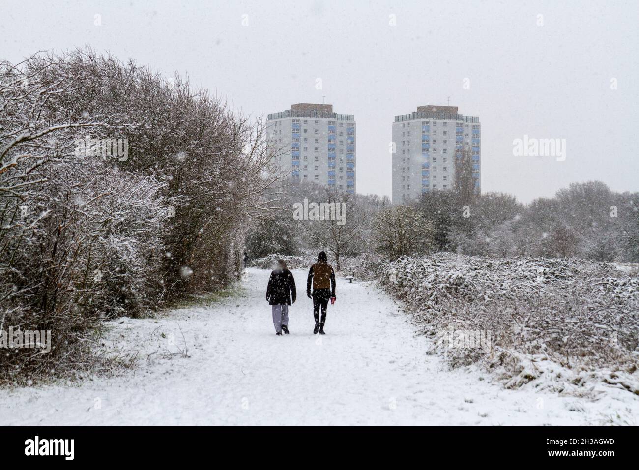 Allgemeine Ansicht der Wanderer auf der Hounslow Heath während eines starken Schneesturms am 24. Januar 2021 Stockfoto