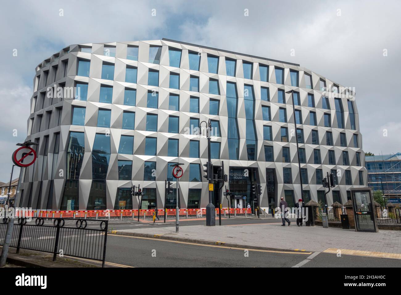 Hounslow House, das Civic Center (Rathaus) für den Londoner Stadtteil Hounslow, London, Großbritannien. Stockfoto