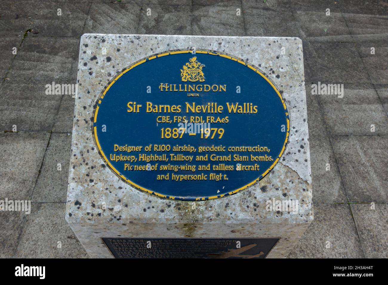 Das Sir Barnes Wallis Memorial, Held der Dambusters-Razzia im Zweiten Weltkrieg, Harmondsworth Moor, West Drayton, Großbritannien. Stockfoto