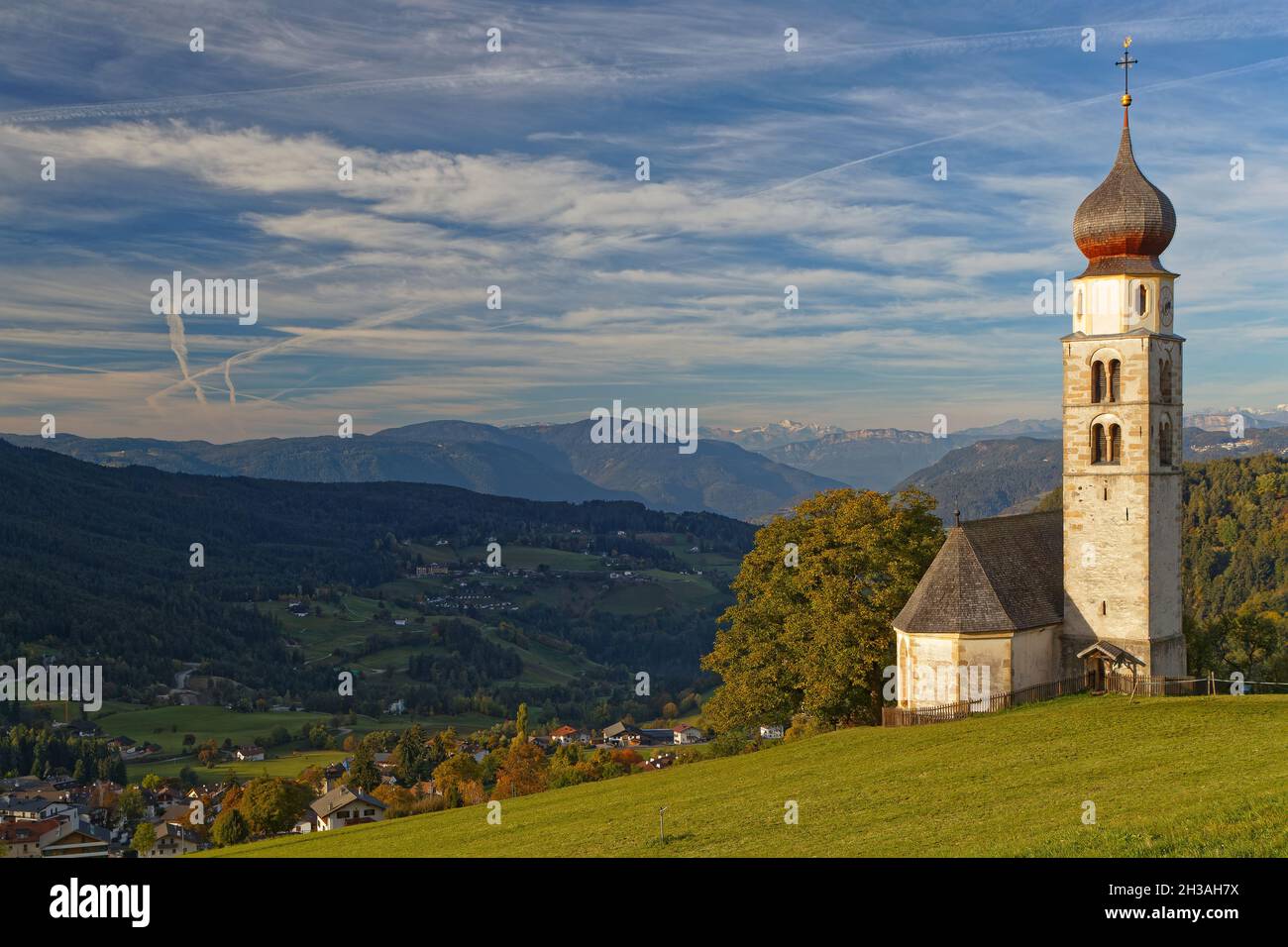 St. Valentin Kirche im Dorf Alpe di Suisi, Dolomiten, Trentino-Südtirol, Italien Stockfoto