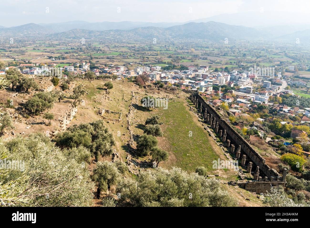 Blick auf Alinda antike Stätte in der türkischen Provinz Aydin, mit der Ortschaft Karpuzlu im Hintergrund. Stockfoto