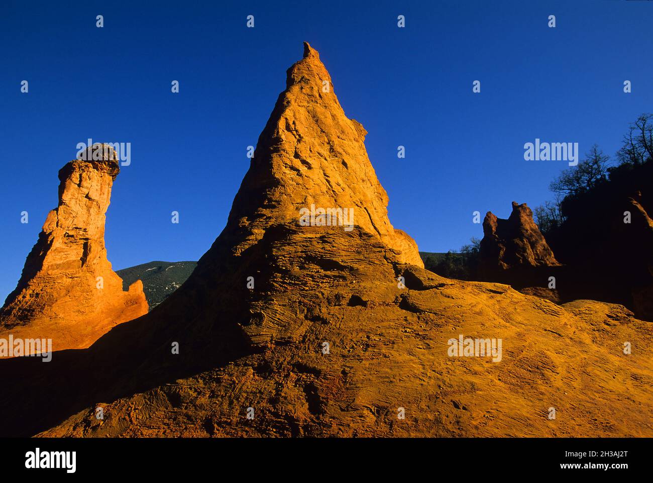 FRANKREICH. VAUCLUSE (84) REGION LUBERON. OCKERFARBENER STEINBRUCH BEI RUSTREL Stockfoto