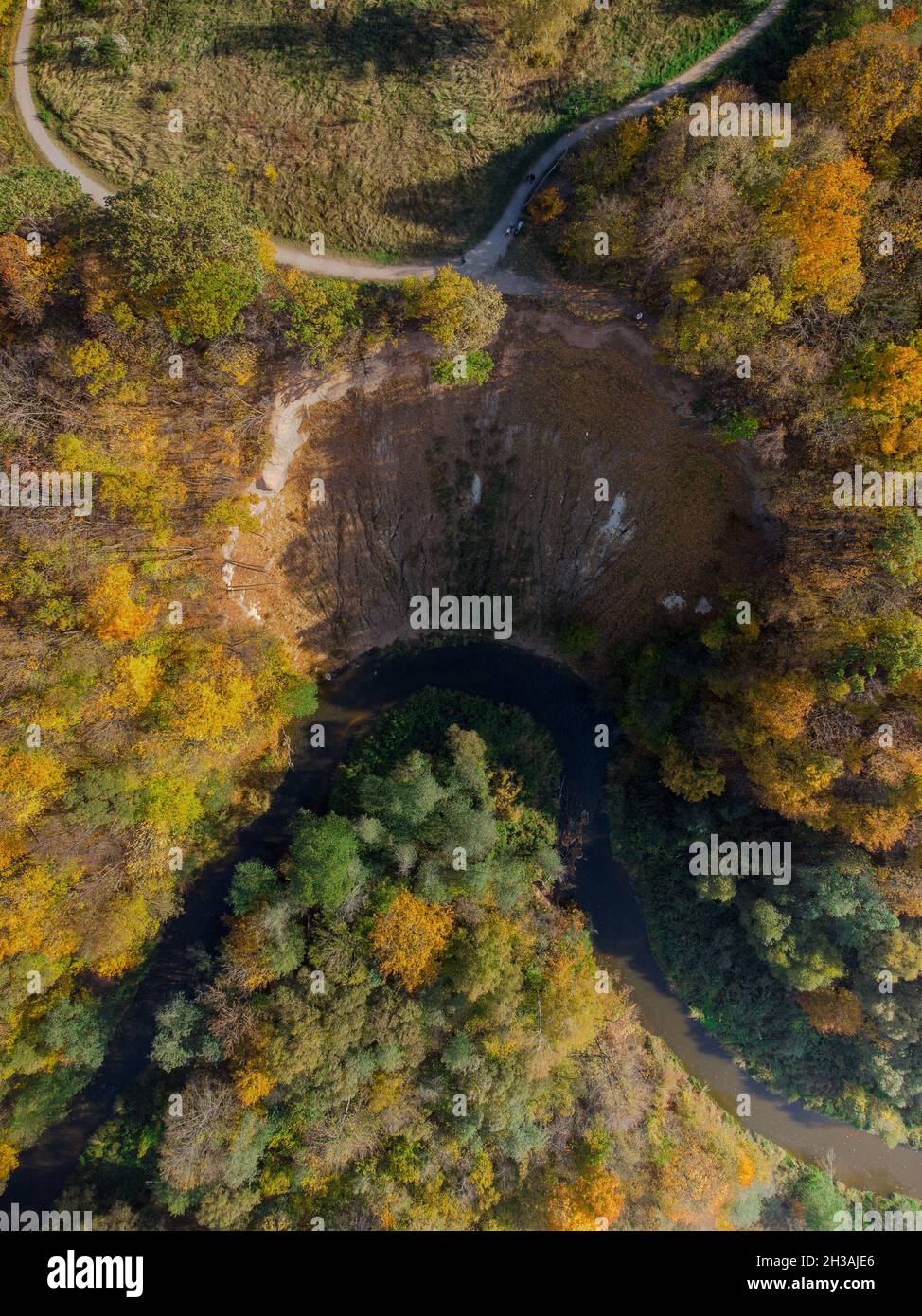 Erstaunliche Herbstfarben in der Nähe des Flusses Jiesia Stockfoto