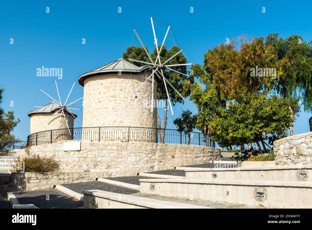 Historische Windmühlen in Alacati Resort Stadt Izmir Provinz in der Türkei. Stockfoto