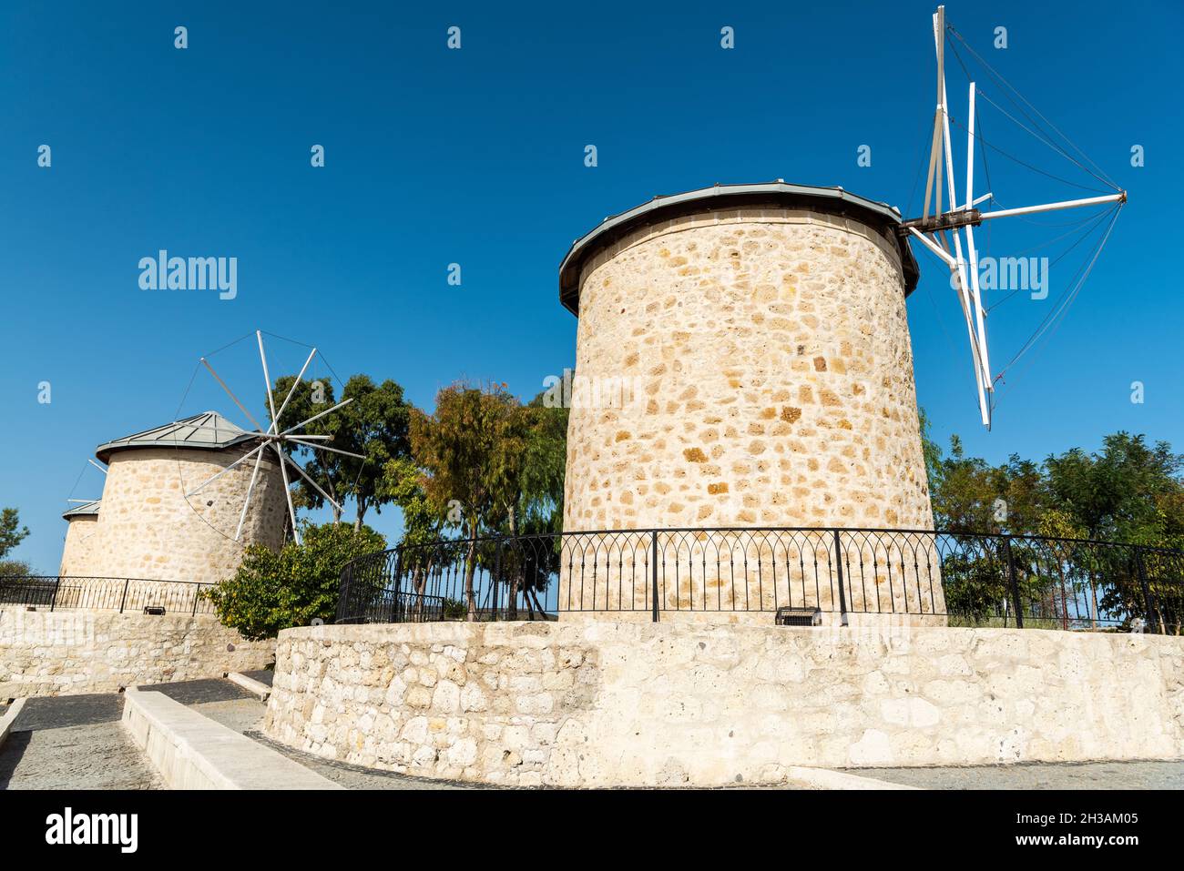Historische Windmühlen in Alacati Resort Stadt Izmir Provinz in der Türkei. Stockfoto