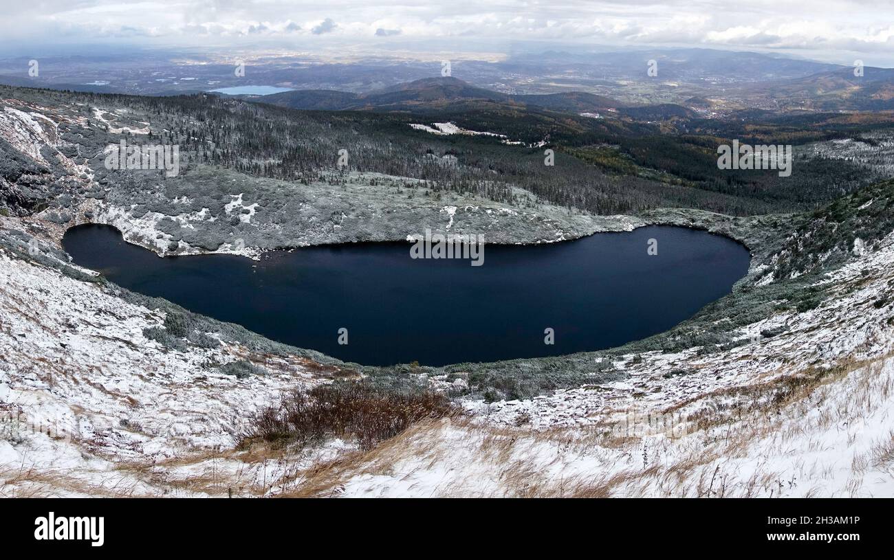 Der Weg der tschechisch-polnischen Freundschaft im Riesengebirge (Riesengebirge) im Herbst in der Nähe des postglazialen Natursees Wielki Staw, Polen, 24. Oktober 2021. Stockfoto