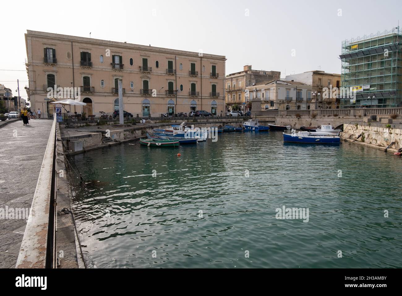 Ortigia, Siracusa, Sizilien - 15. Juli 2021: Die Anlegestelle von Syrakus ist ein Hafen und Markt Stockfoto