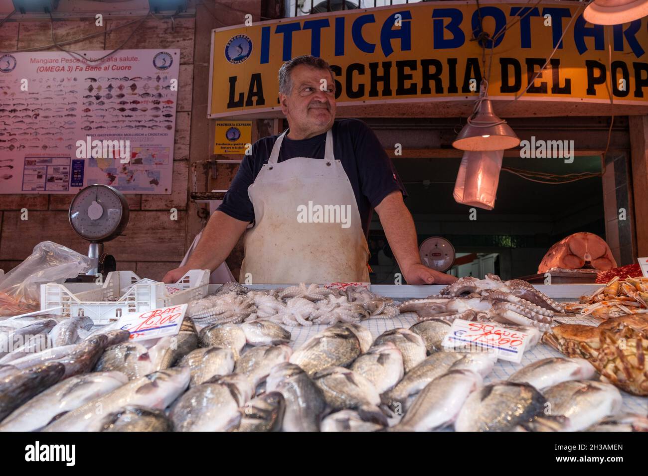 Ortigia, Syrakus, Sizilien - 15. Juli 2020: Traditioneller Fischmarkt auf der Insel Ortigia, Syrakus Stockfoto