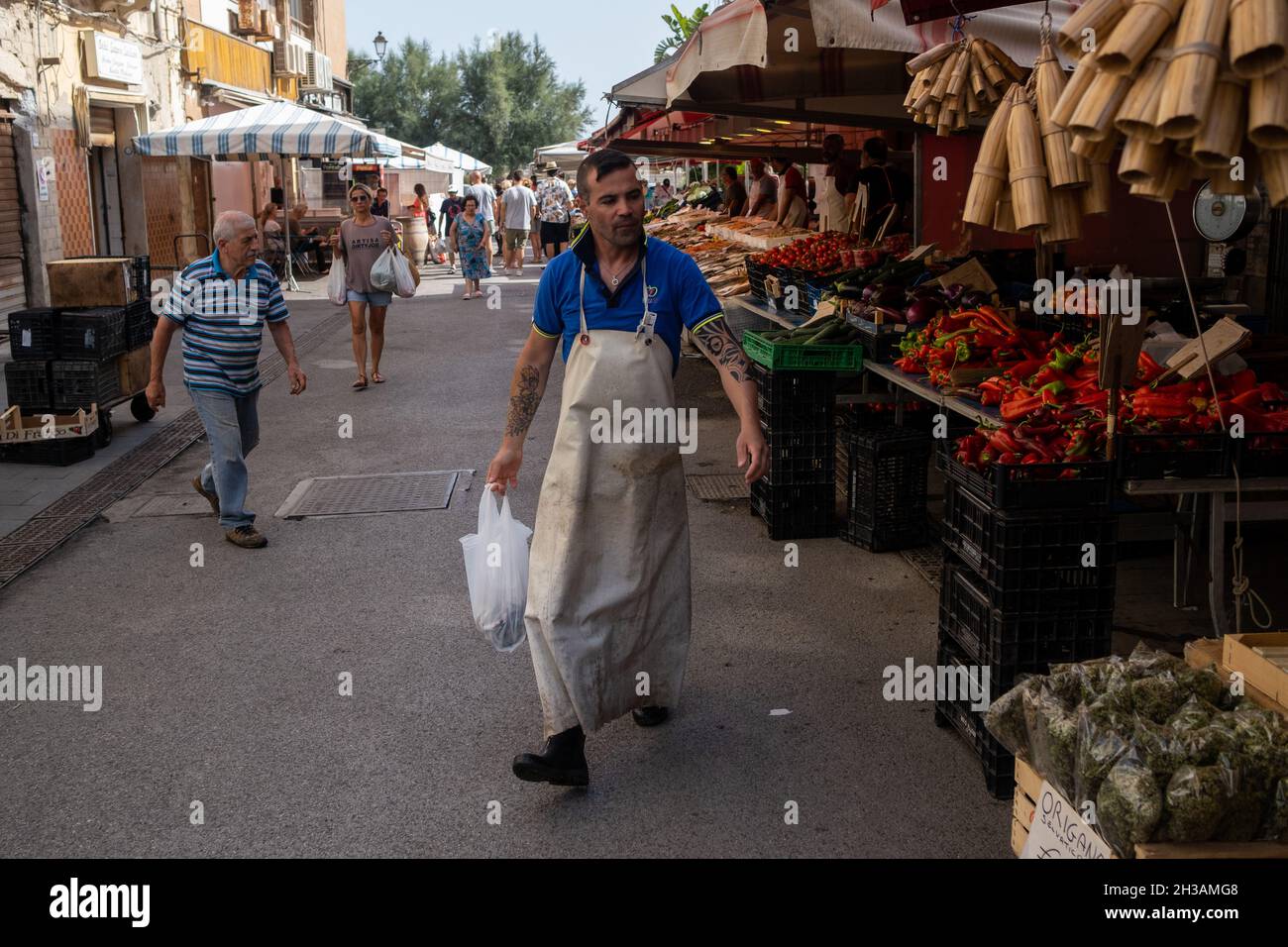 Ortigia, Syrakus, Sizilien - 15. Juli 2020: Traditioneller Markt auf der Insel Ortigia, Syrakus Stockfoto