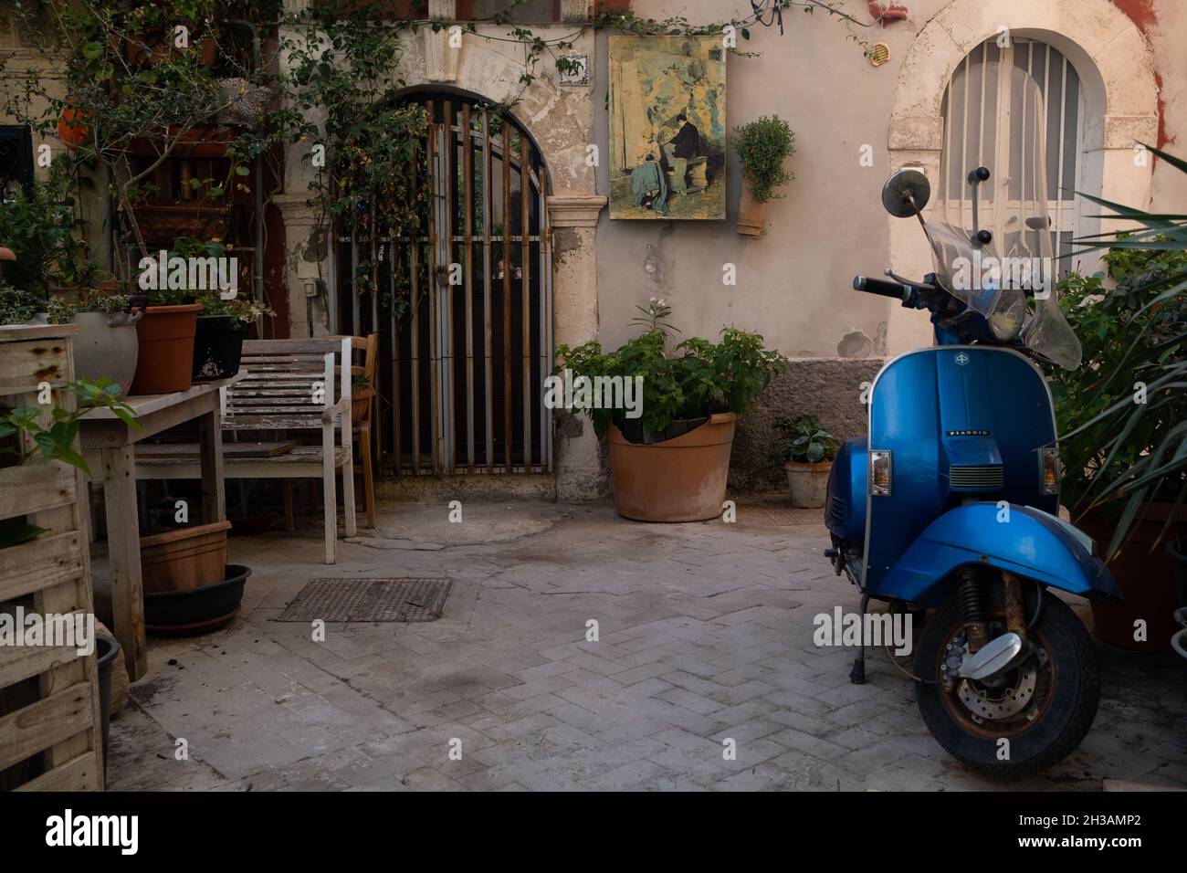 Ortigia, Syrakus, Sizilien - 15. Juli 2021: Vespa Motorrad auf den Straßen von Ortigia Stockfoto
