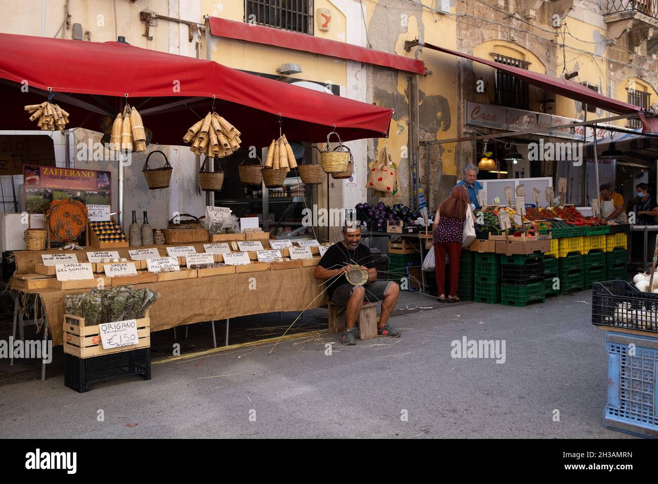 Ortigia, Syrakus, Sizilien - 15. Juli 2020: Traditioneller Markt auf der Insel Ortigia, Syrakus Stockfoto