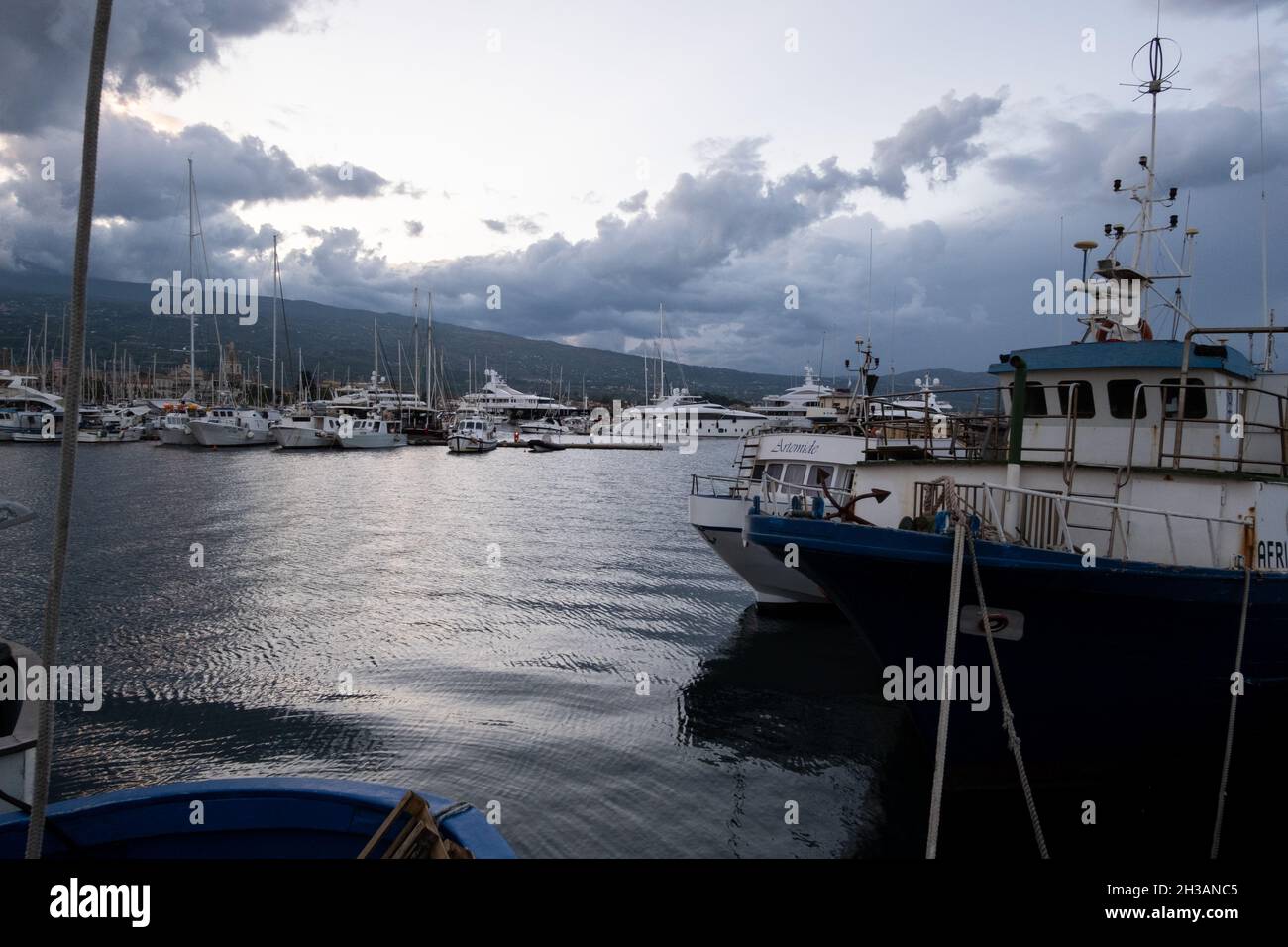 Riposto, Sizilien - 22. Juli 2021: Hafen des Ätna, Marina di Riposto, Porto dell' Etna Stockfoto
