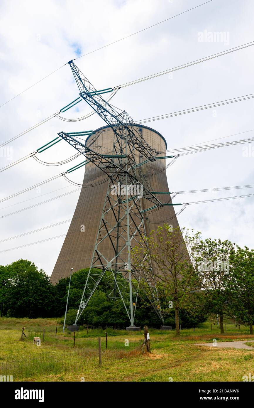 Geertruidenberg, Niederlande. Das Kraftwerk Amer Centrale ist einer der fossilen Brennstoffe, der mit Hilfe von Anlagen Strom erzeugt und Kohlenstoff und CO2 in die Atmosphäre emittiert. Seit dem Umwelt- und Klimawandel ist der Einsatz von Steinkohle und die Emission von Treibhausgasen ein gesellschaftliches Problem. Stockfoto