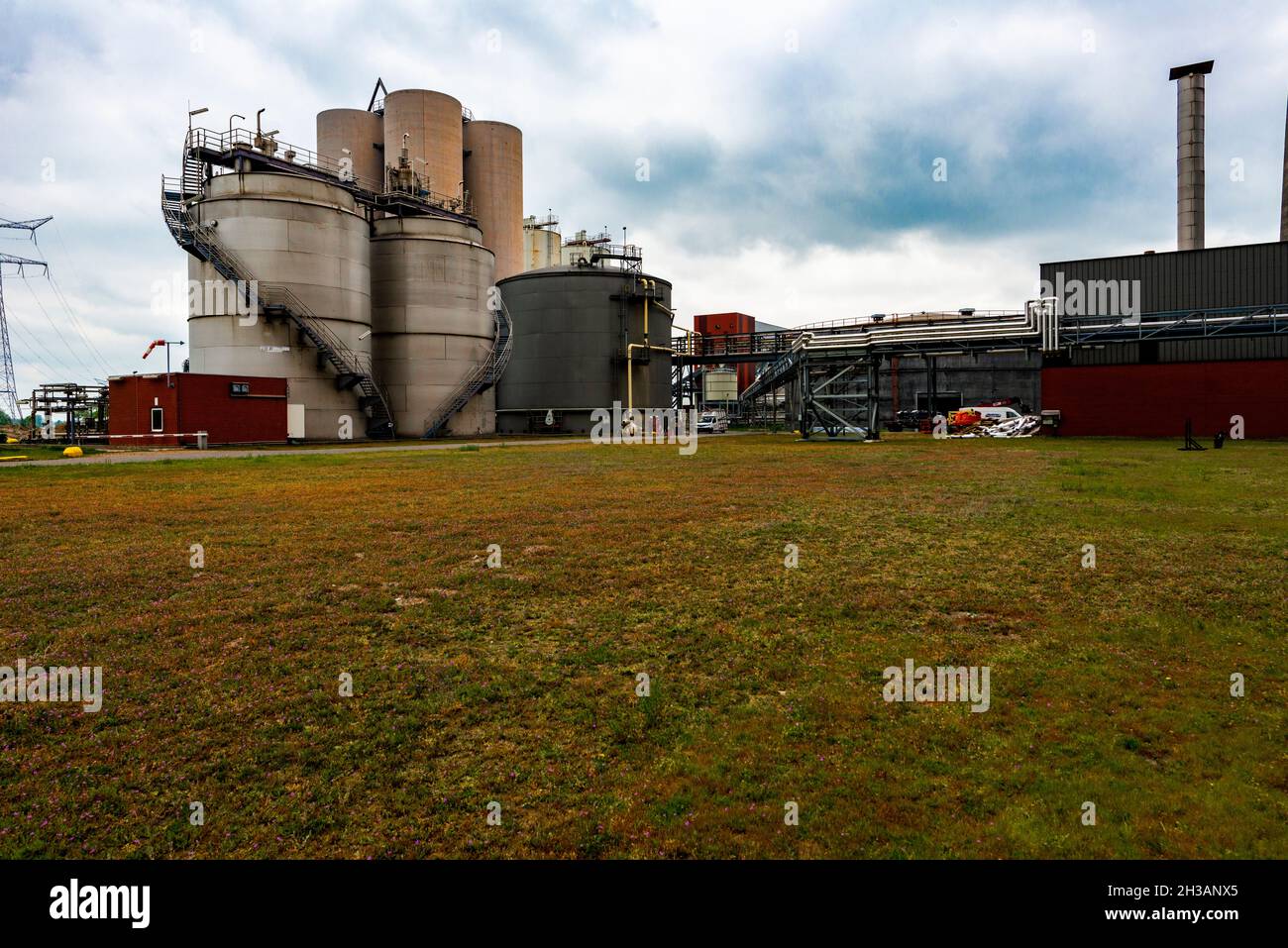 Geertruidenberg, Niederlande. Das Kraftwerk Amer Centrale ist einer der fossilen Brennstoffe, der mit Hilfe von Anlagen Strom erzeugt und Kohlenstoff und CO2 in die Atmosphäre emittiert. Seit dem Umwelt- und Klimawandel ist der Einsatz von Steinkohle und die Emission von Treibhausgasen ein gesellschaftliches Problem. Stockfoto