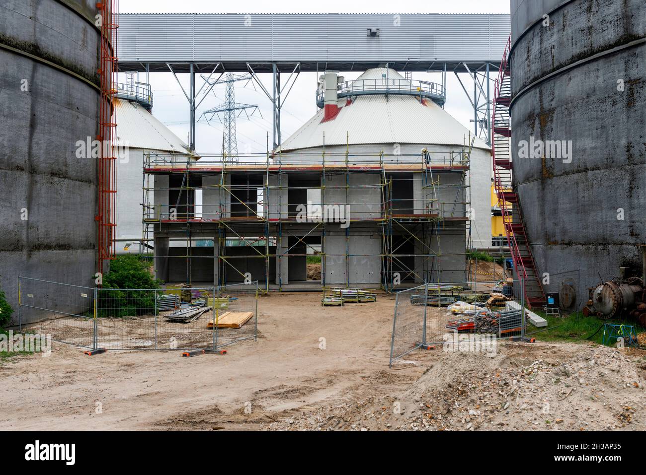 Geertruidenberg, Niederlande. Das Kraftwerk Amer Centrale ist einer der fossilen Brennstoffe, der mit Hilfe von Anlagen Strom erzeugt und Kohlenstoff und CO2 in die Atmosphäre emittiert. Seit dem Umwelt- und Klimawandel ist der Einsatz von Steinkohle und die Emission von Treibhausgasen ein gesellschaftliches Problem. Stockfoto