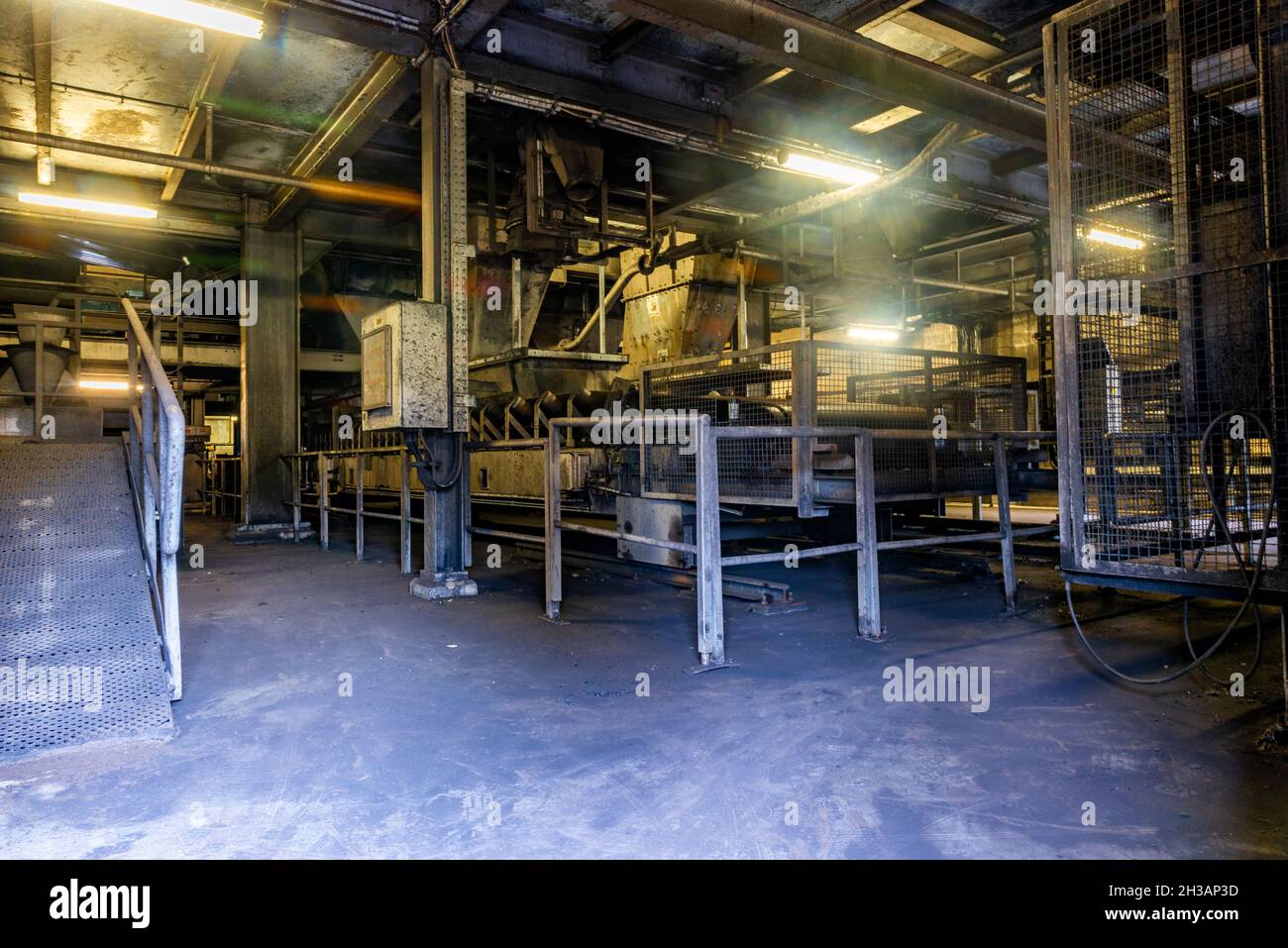 Geertruidenberg, Niederlande. Das Kraftwerk Amer Centrale ist einer der fossilen Brennstoffe, der mit Hilfe von Anlagen Strom erzeugt und Kohlenstoff und CO2 in die Atmosphäre emittiert. Seit dem Umwelt- und Klimawandel ist der Einsatz von Steinkohle und die Emission von Treibhausgasen ein gesellschaftliches Problem. Stockfoto