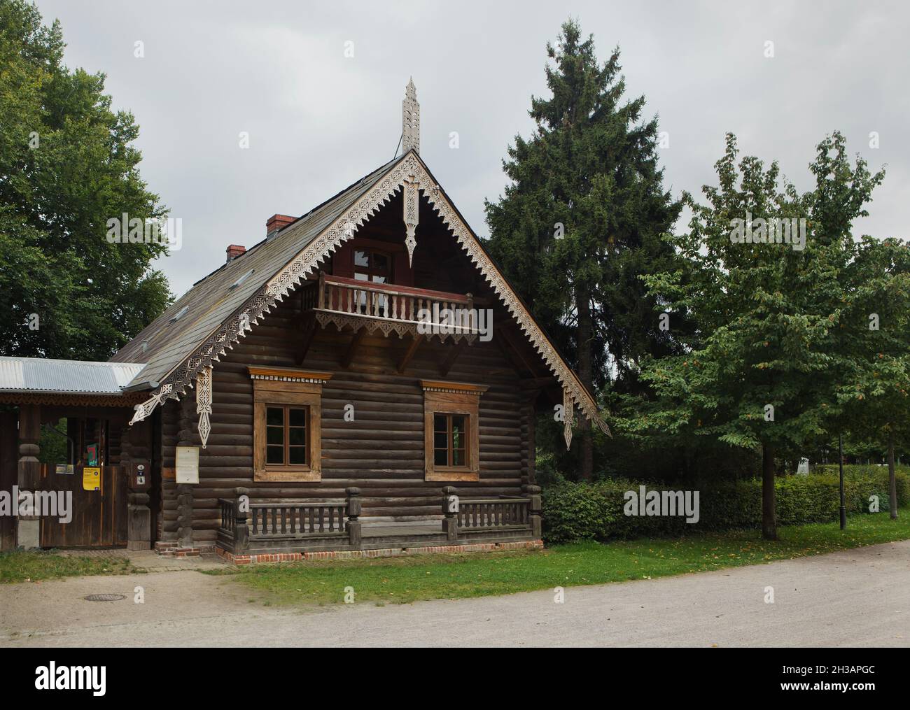 Eines der traditionellen russischen Holzhäuser in der Russischen Kolonie Alexandrowka (Russische Kolonie Alexandrowka) in Potsdam. Stockfoto