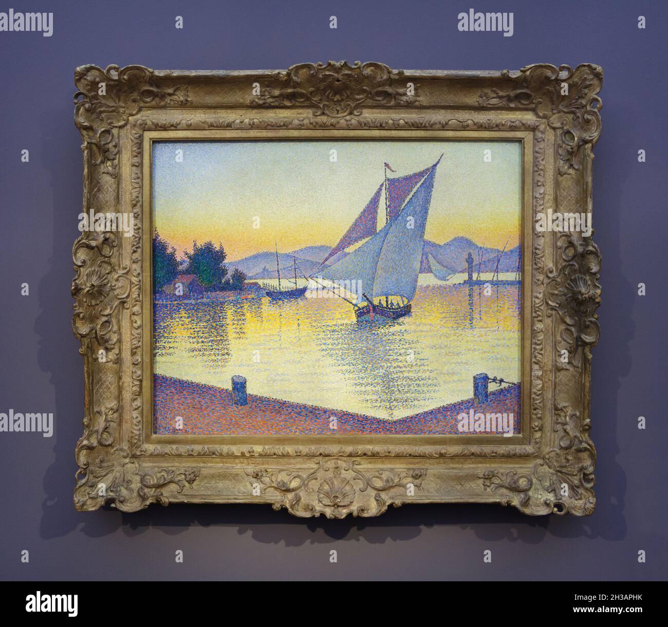 Gemälde „Hafen bei Sonnenuntergang“. Opus 236. Saint-Tropez' des französischen neoimpressionistischen Malers Paul Signac (1892), ausgestellt im Museum Barberini in Potsdam. Stockfoto