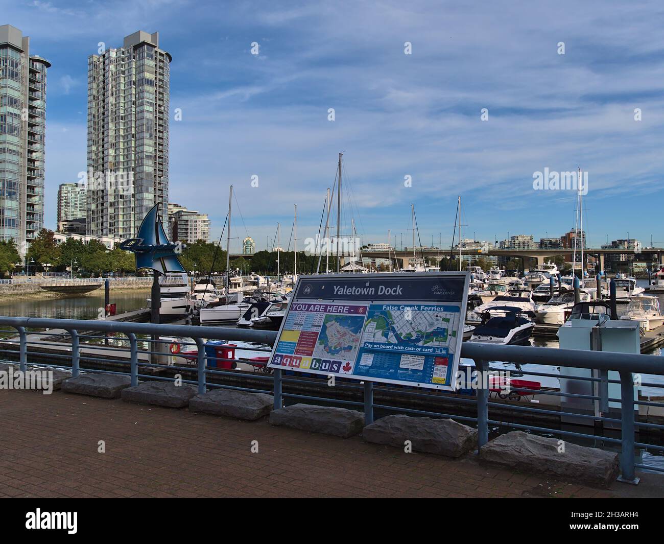 Schöne Aussicht auf Yaletown Dock mit Yachthafen, Wohngebäuden und Informationstafel von Aquabus, die Verbindungen in False Creek bietet. Stockfoto