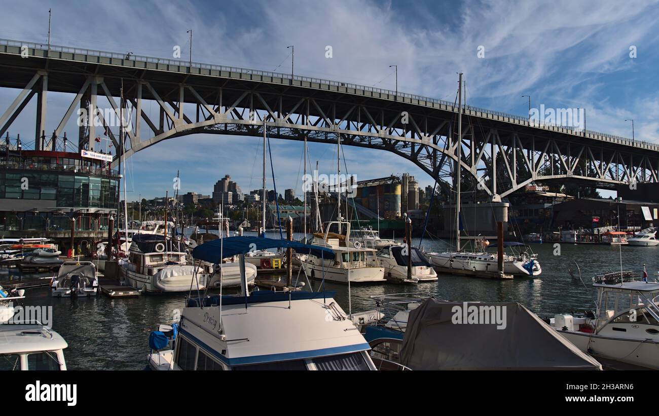 Schöner Blick auf die Granville Street Bridge in der Innenstadt von Vancouver, die False Creek mit Yachthafen und Jachtbooten vor dem Hotel überspannt, an einem sonnigen Herbsttag. Stockfoto