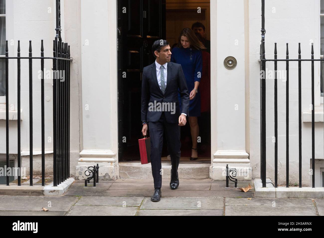 27/10/2021. London, Großbritannien. Der Schatzkanzler Rishi Sunak verlässt die Downing Street Nr.11, um den Haushalt im Unterhaus vorzustellen. Stockfoto