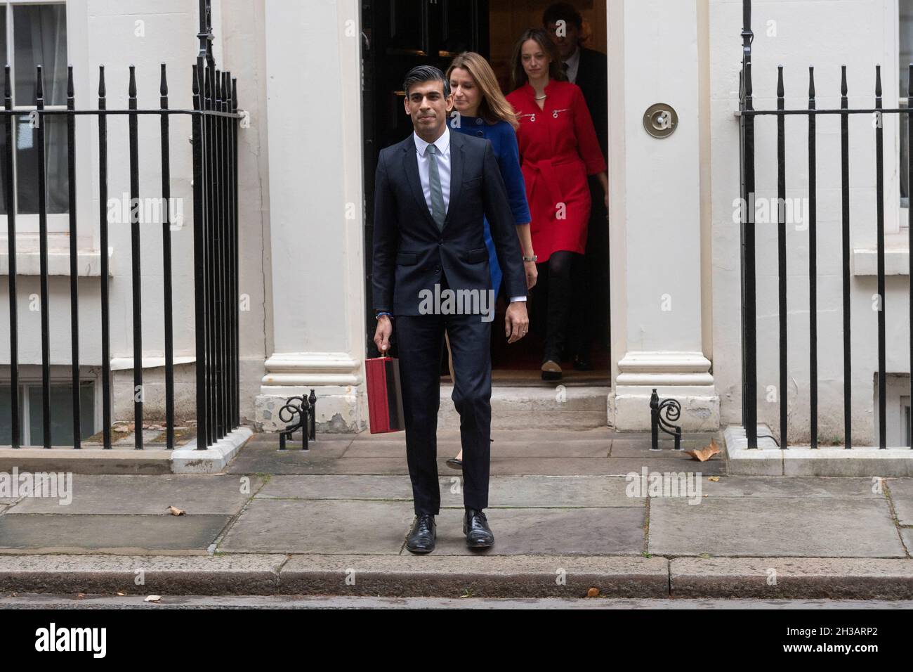 27/10/2021. London, Großbritannien. Der Schatzkanzler Rishi Sunak verlässt die Downing Street Nr.11, um den Haushalt im Unterhaus vorzustellen. Stockfoto