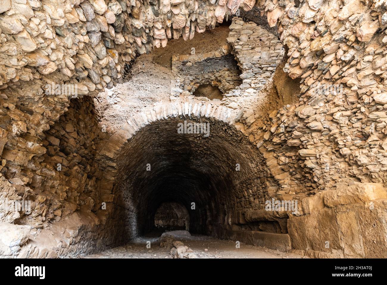 Ein zweistufiger Tunnel, bekannt als die NysaBrücke, ist eine