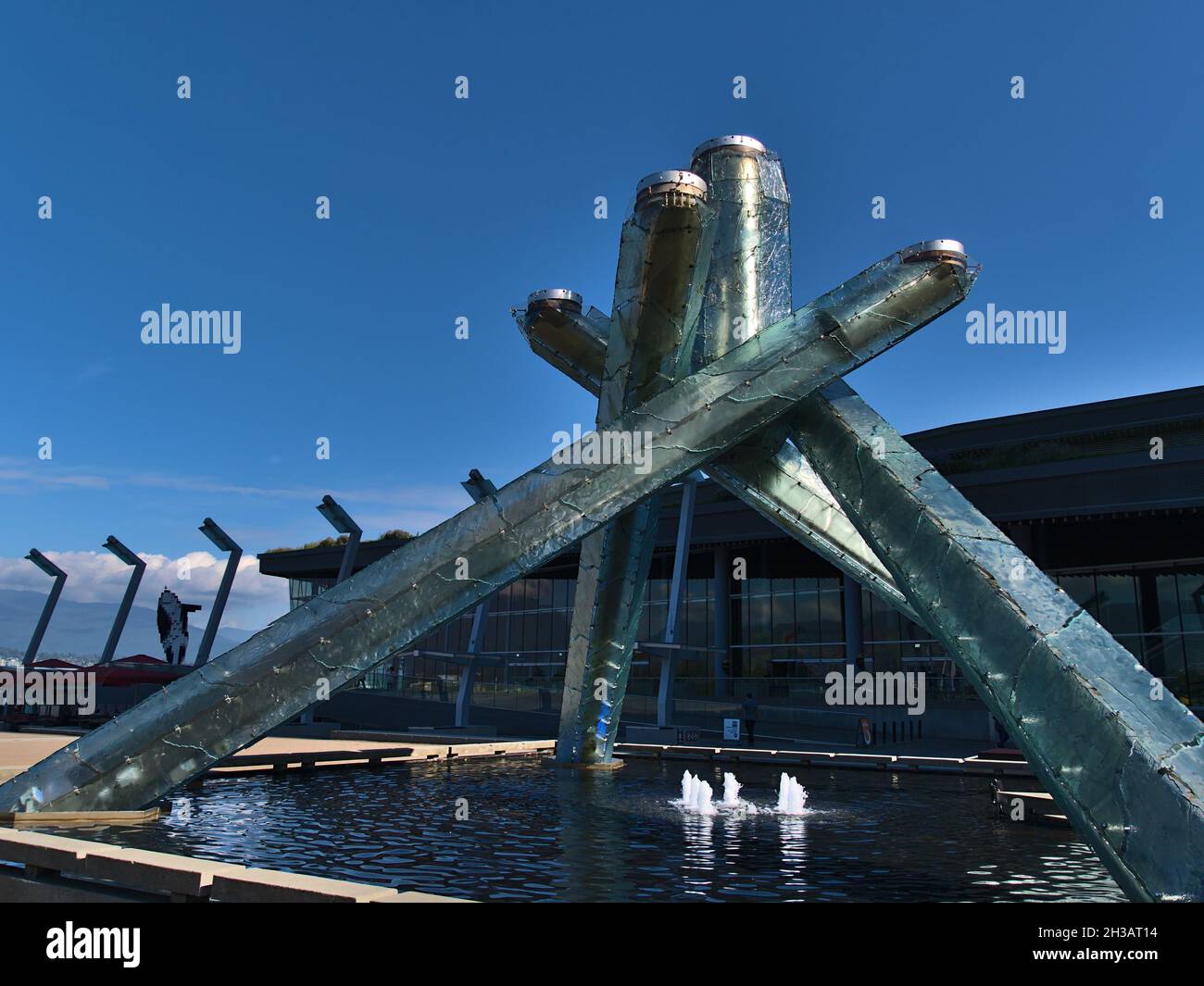 Blick auf den Kessel, der für die Olympischen Winterspiele 2010 verwendet wurde, in der Innenstadt von Vancouver am Jack Poole Plaza an einem sonnigen Tag mit blauem Himmel. Stockfoto